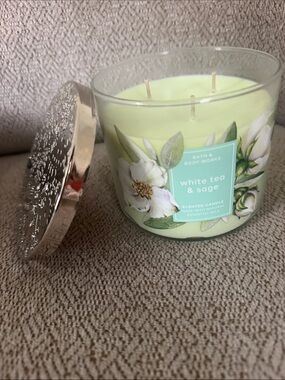 Bath & Body Works White Tea & Sage 3-Wick Candle — Light Green Wax